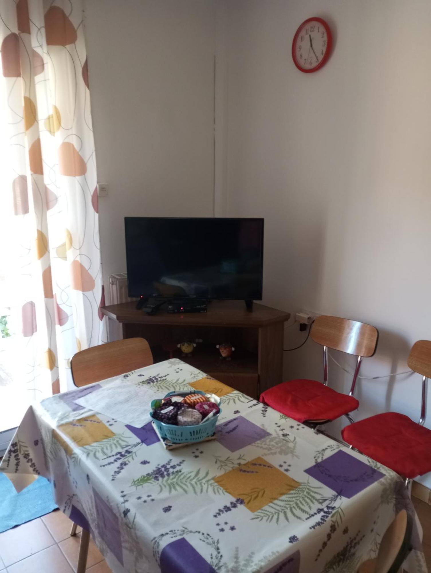 F1 Chambre Et Cuisine Reynes Экстерьер фото